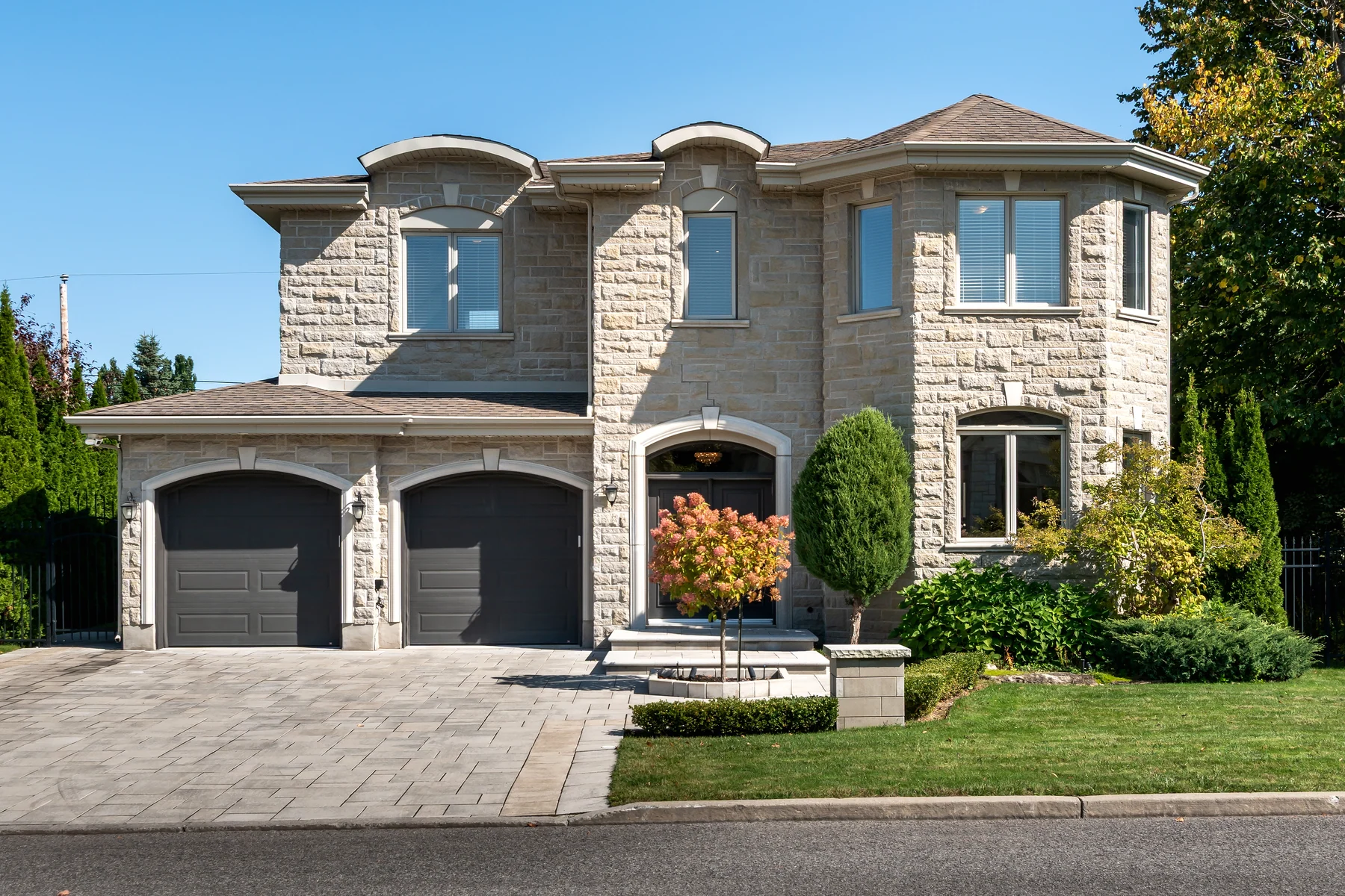 Large landscaped residence representing Lexington, South Carolina